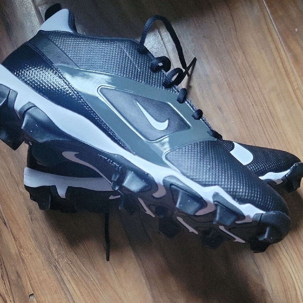 Nike Dynamic Black and White Athletic Cleat